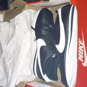 Nike shoes new with extra shoe laces